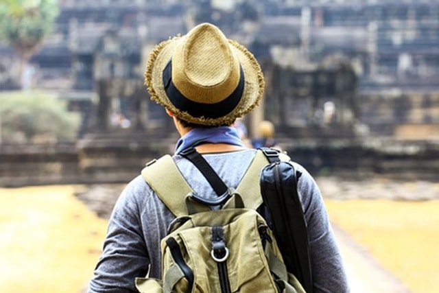 Berikut lima tips menarik buat lo yang mau mencoba traveling on budget alias backpacker!